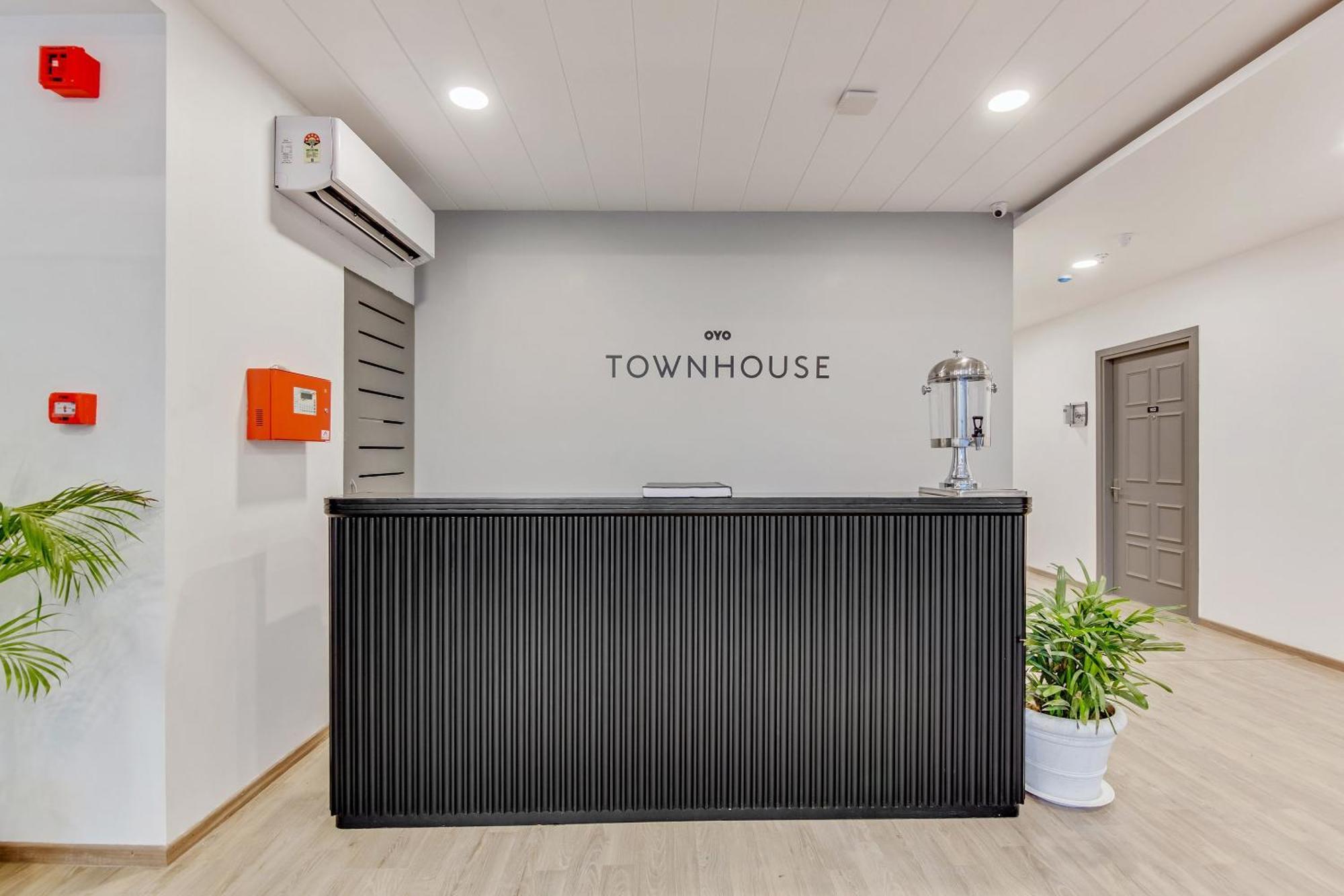 Townhouse Sector 49 Near Logix City Centre Noida Exteriör bild