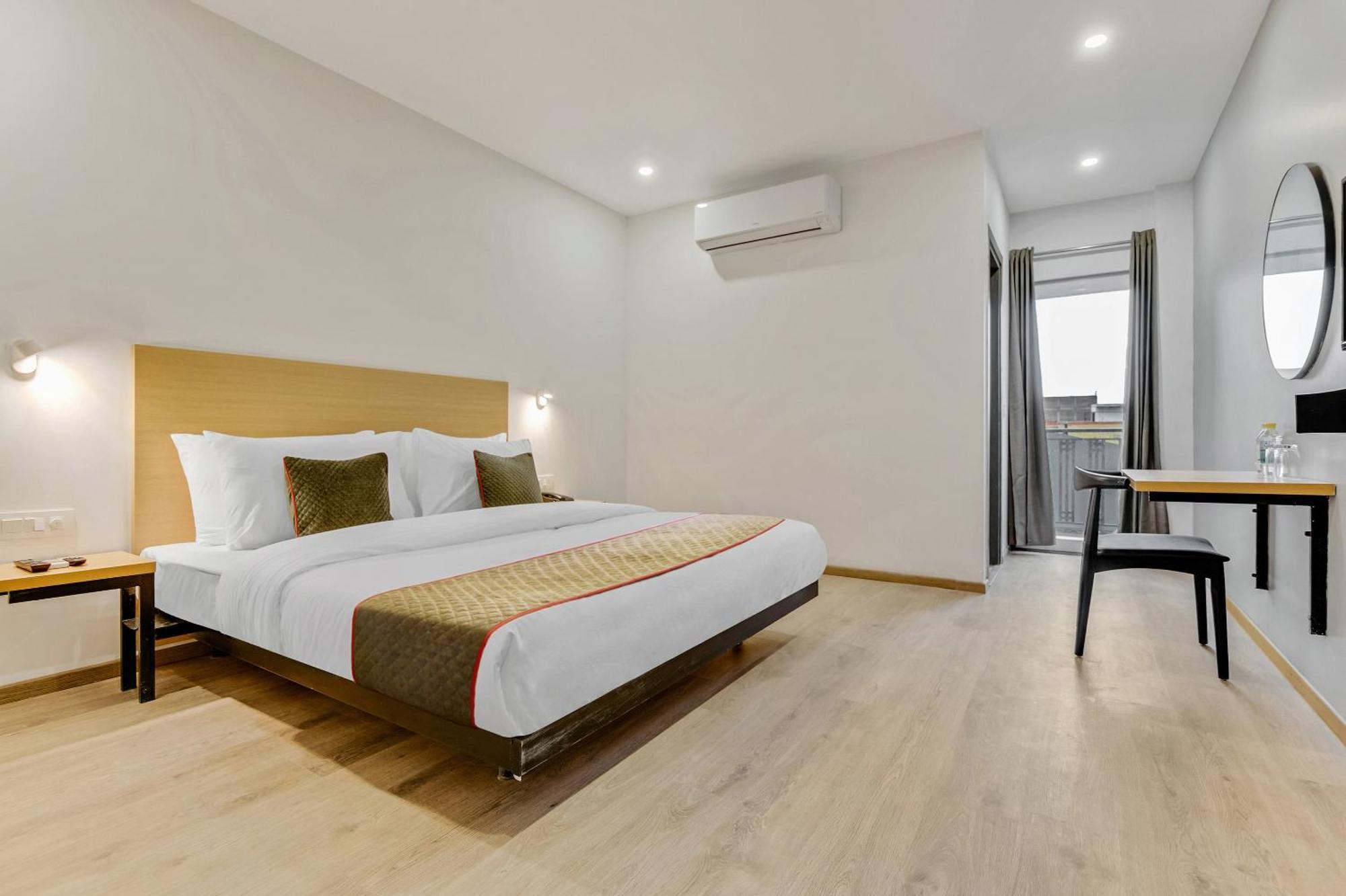 Townhouse Sector 49 Near Logix City Centre Noida Exteriör bild