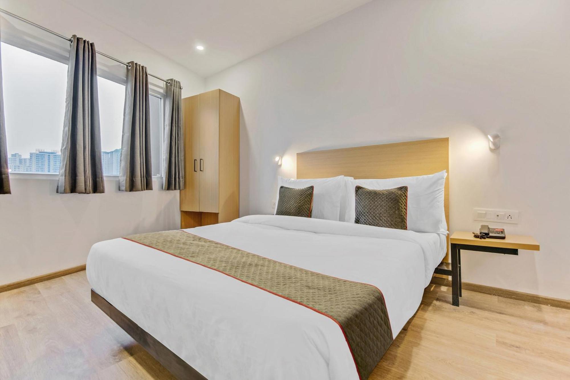 Townhouse Sector 49 Near Logix City Centre Noida Exteriör bild