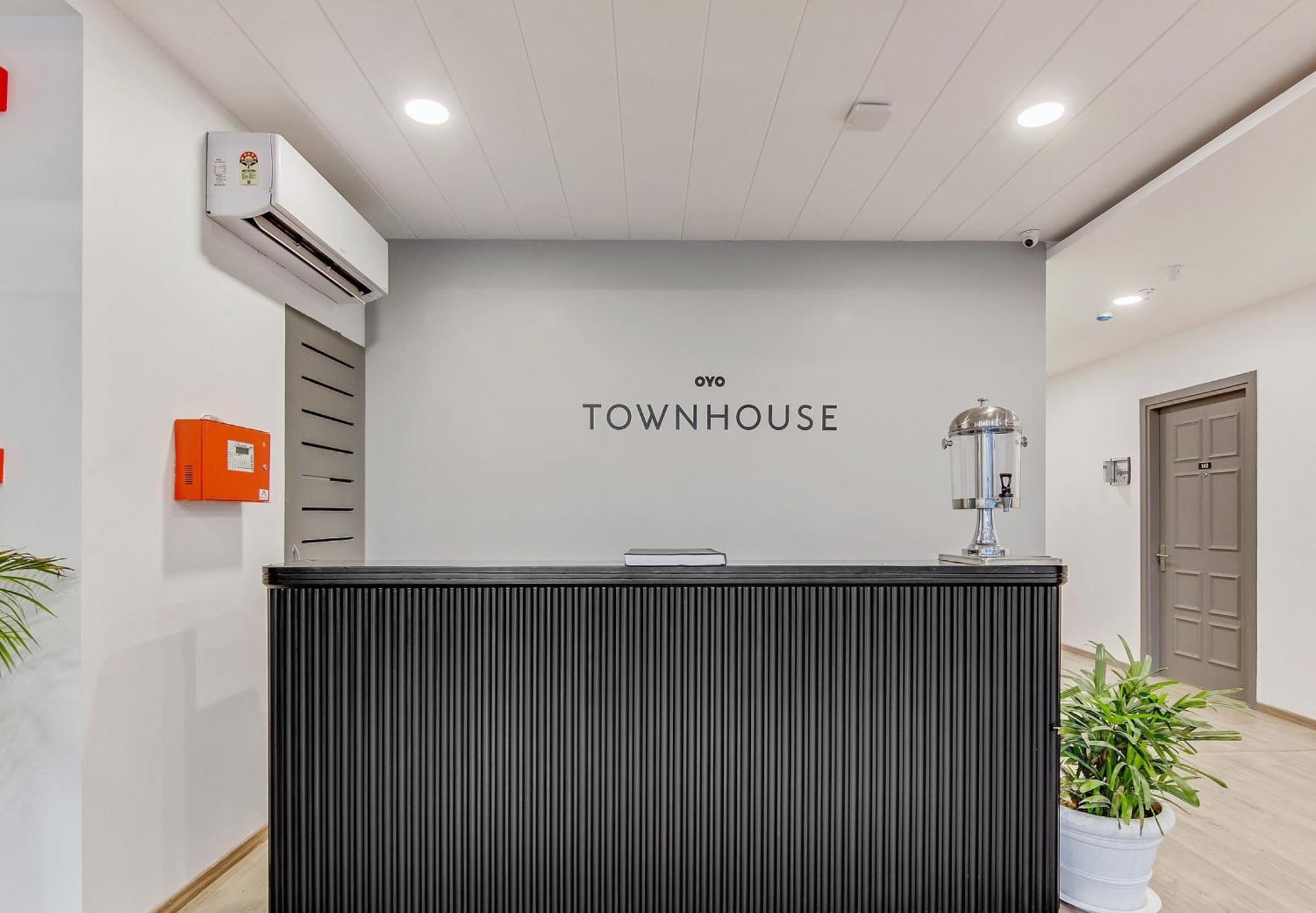 Townhouse Sector 49 Near Logix City Centre Noida Exteriör bild