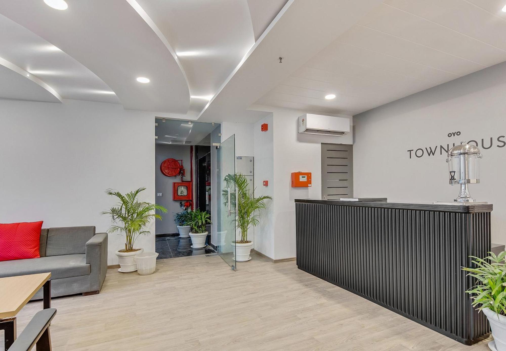 Townhouse Sector 49 Near Logix City Centre Noida Exteriör bild